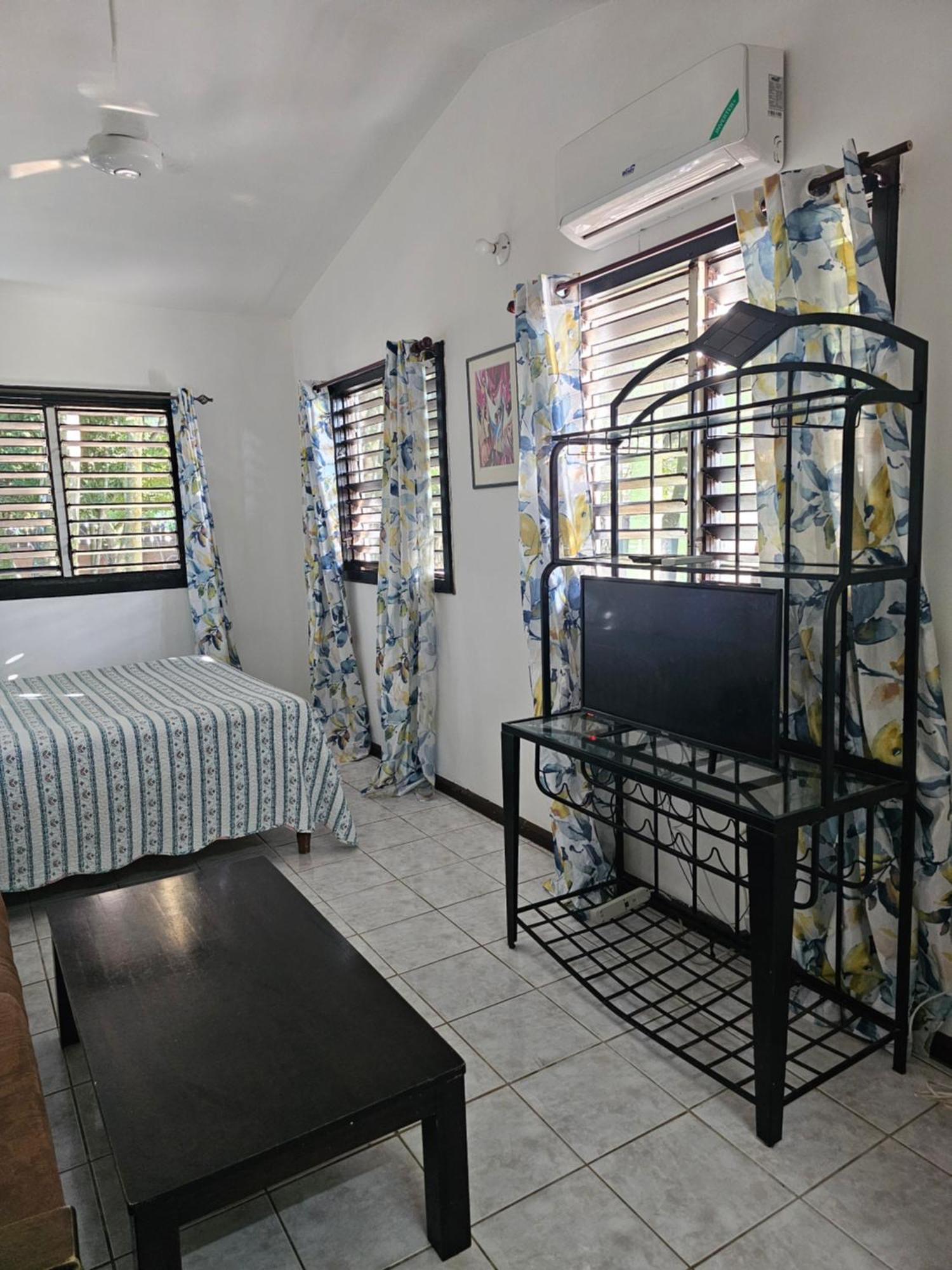 Roots Cafe Rooms Negril Exteriör bild